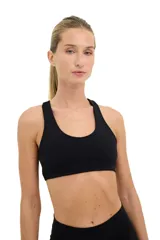 Top deportivo negro con escote redondo y espalda deportiva.