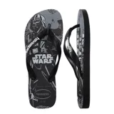 Sandalias tipo ojotas Havaianas con estampado de Star Wars, presentando a Darth Vader y Stormtroopers en tonos blanco, negro y rojo. Poseen tiras negras con el logo de la marca en relieve.
