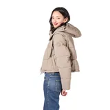 Campera multifunción modular de nylon matelaseado color taupe. Diseño versátil con sistema de cierres que permite transformarla en cuatro versiones: campera larga, campera corta, chaleco largo y chaleco corto. Cuenta con capucha desmontable, cierre frontal completo y bolsillos laterales.