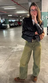 Pantalón de jean de corte ancho color verde oliva.