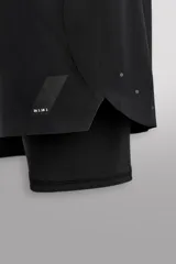 Pantalones cortos de entrenamiento 2 en 1 de Zara Athleticz, confeccionados en tejido técnico ligero con malla interior ajustada. Presentan cintura elástica con cordón de ajuste, bolsillos laterales con cierre de cremallera y aberturas en el bajo.
