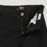 Pantalón chino negro de corte slim, con bolsillos laterales y traseros. Cierre frontal con botón y cremallera.