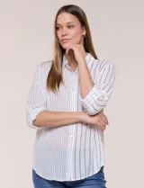 Camisa de calce holgado en género liviano con estampado a rayas verticales, cuello camisero clásico y abotonadura frontal a tono. Presenta mangas largas regulables con presilla y botón para ajustar a tres cuartos, espalda con canesú y suave pliegue central, y ruedo curvo estilo camisero.