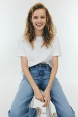 Remera blanca de corte holgado, con cuello redondo y mangas cortas. Confeccionada en tejido de punto suave.