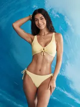 Top de bikini halter, color lila pálido con estampado de pequeños motivos en amarillo claro. Presenta un nudo central ajustable y tirantes finos que se anudan en la espalda y el cuello.