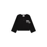 Remera de manga larga negra con cuello henley de tres botones y estampado tipográfico blanco en el pecho y la manga.