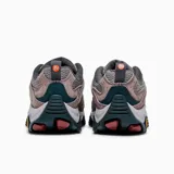 Sneaker de trekking Merrell Moab 3 para mujer, color marrón con detalles en gris, suela Vibram y parte superior de gamuza y malla transpirable.