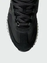 Zapatillas Moncler modelo Pacey2, confeccionadas en ante y nobuk en tonos verde militar, con detalles en blanco y marrón, cordones verde oscuro y suela dentada de goma.