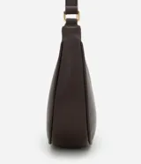Cartera baguette pequeña de material sintético color marrón, sin estampa, con correa de mano y cierre de cremallera. No incluye pañuelo.