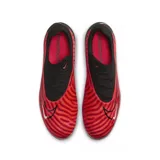 Championes de fútbol Nike Phantom GX Pro FG, con parte superior en negro y diseño con patrón ondulado en rojo y blanco. Logo de Nike en blanco en el lateral.
