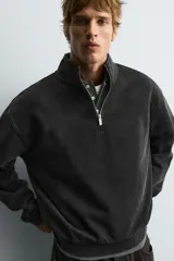 Sudadera de corte boxy fit con cuello subido y cierre frontal de cremallera. Presenta mangas largas, acabado efecto lavado y puños y ruedo en rib.