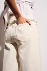 Jean de corte baggy con silueta tipo barril, tiro medio y diseño de cinco bolsillos. Confeccionado en tejido de algodón con un toque de elastano para mayor comodidad.