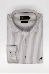 Camisa de manga larga Club House, corte classic fit, color blanco con finas rayas verticales oscuras. Presenta cuello corto, cierre frontal con botones y bordado de un pájaro en el frente inferior.
