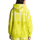 Canguro amarillo con capucha, cordones ajustables, bolsillo tipo canguro y estampado de estrellas y cruces blancas.