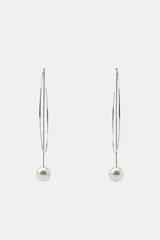 Pendientes largos de metal plateado con diseño de aro abierto y colgante de perla sintética en el extremo inferior.