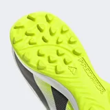 Championes de fútbol Adidas Predator League Turf, diseñados para césped artificial. Presentan una parte superior blanca con textura de escamas, tres franjas negras en el lateral y detalles en color amarillo neón en la puntera y la suela con tacos cortos.