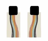 Par de aros colgantes con forma rectangular en color beige con líneas onduladas en negro, marrón y celeste. La parte superior es cuadrada y de color negro.