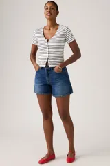 Short de denim azul de tiro medio, con bolsillos clásicos y diseño de corte recto y holgado.