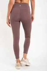 Legging fitness de tiro alto y ajuste skinny, color negro.