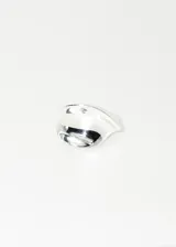 Anillo de plata 925 con diseño de mesa alta y curva.