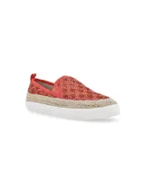 Alpargatas tipo slip-on Hush Puppies modelo Antonella, color ladrillo con capellada de tejido yute y elástico en el empeine para facilitar el calce. Presentan una aplicación de yute alrededor de la plataforma y suela blanca de caucho termoplástico.