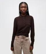 Blusa de punto color marrón chocolate, con cuello polo, cierre frontal parcial con botones y un pequeño bolsillo aplicado en el pecho. Presenta manga larga y un corte regular.