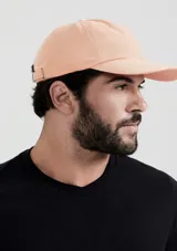 Gorra clásica color gris oscuro, con visera curva y diseño liso de seis paneles.