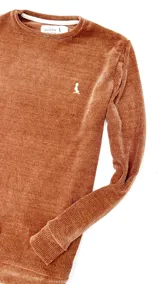 Buzo de chenille color ladrillo, de corte recto y cuello redondo.