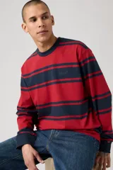 Remera de manga larga Levi's, con cuello redondo y estampado de rayas horizontales en rojo y azul marino. El logo de Levi's está bordado en el pecho.