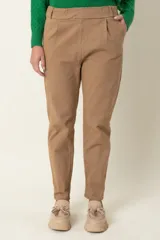 Pantalón de corte recto y tiro alto, color fucsia, con cintura elástica en la parte posterior, bolsillos laterales y cierre frontal.