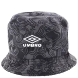 Gorro tipo bucket negro con logo de Umbro bordado en blanco en el frente.