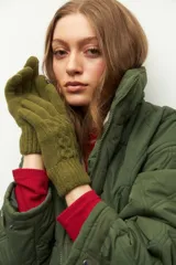 Guantes de punto tejido en color verde oliva, con diseño de trenzas en el dorso y puño acanalado elástico.