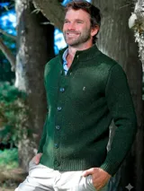 Saco de punto pesado en color verde oscuro con textura jaspeada, cuello alto y cierre frontal con botones. Presenta puños y ruedo acanalados y un pequeño detalle bordado en el pecho.