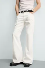 Jeans flare fit de tiro medio, confeccionados en denim de algodón color azul con efecto deslavado. Diseño ajustado en la parte superior y abierto en campana desde la rodilla, con cinco bolsillos y cierre frontal con cremallera y botón.