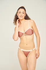 Tanga negra de tiro alto con doble tira ajustable en los laterales y forro interno.