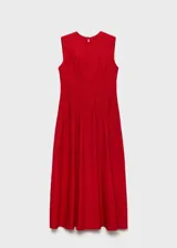 Vestido midi de corte evasé en color rojo, con cuello redondo, sin mangas y tirantes anchos. Presenta un diseño con pinzas en la cintura y cierre posterior con cremallera y botón.