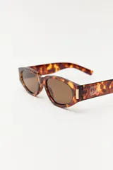 Lentes de sol negros con forma ovalada y patillas gruesas.