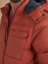 Campera puffer verde militar con capucha, cierre frontal, bolsillos laterales con cierre y un bolsillo de solapa en el pecho.