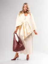 Ruana color crema confeccionada en lana italiana con textura tipo "corderito". Se puede usar abierta o cerrada.