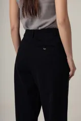 Pantalón de vestir color beige, de corte palazzo, con bolsillos laterales y traseros.