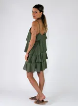Vestido corto verde militar con diseño de solera con tirantes finos, escote recto y múltiples volantes horizontales escalonados.