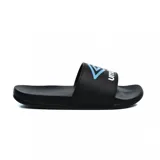 Ojotas Umbro Profoam color negro con logo de la marca estampado en blanco en la banda superior.