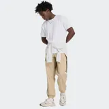 Pantalón cargo de corte deportivo color beige, con cintura elástica, bolsillos laterales tipo cargo con solapa y puños elásticos en los tobillos.