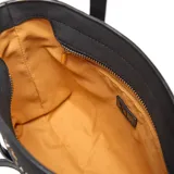 Cartera tote compacta estructurada de símil gamuza color negro, con asas cortas rígidas y correa larga regulable y desmontable. Cuenta con compartimento principal con cierre superior, bolsillo interno con cierre y herrajes metálicos dorados.