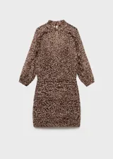Vestido corto de manga larga con cuello redondo, confeccionado en tejido fluido con estampado animal print de leopardo. Presenta detalles drapeados, diseño entallado y cierre de botón en la parte posterior.