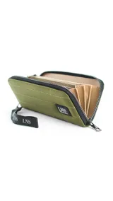 Billetera larga con cierre perimetral, confeccionada en nylon capitoneado color verde petróleo. Cuenta con correa de mano desmontable con logo estampado y parche frontal con marca LNS.