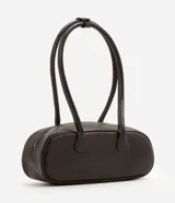 Cartera tipo bowling de Satinato en color negro, con estructura alargada, base redondeada y diseño geométrico calado. Cuenta con doble asa superior y cierre de cremallera metálica en tono dorado.