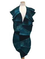 Bufanda larga de lana afieltrada, tejida y teñida a mano, con diseño de bloques de color en tonos tierra, negro y verde.