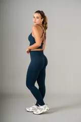 Legging deportivo de tiro alto con pretina ancha y diseño sin costuras, confeccionado en tejido elástico de color marrón.