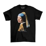 Remera negra de manga corta con estampado frontal de la obra La joven de la perla de Johannes Vermeer, incluyendo el año 1665 y el nombre del autor.